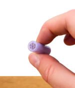 Lilafarbener Medusafilters Glasfilter wird zwischen zwei Fingern gehalten, Filteröffnung sichtbar