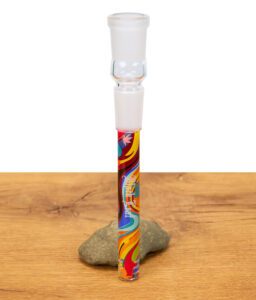 Farbiges Chillum von Black Leaf mit Schliffansatz aufrecht auf Holzuntergrund stehend