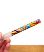Buntes Chillum von Black Leaf wird schräg in der Hand gehalten, seitlich betrachtet