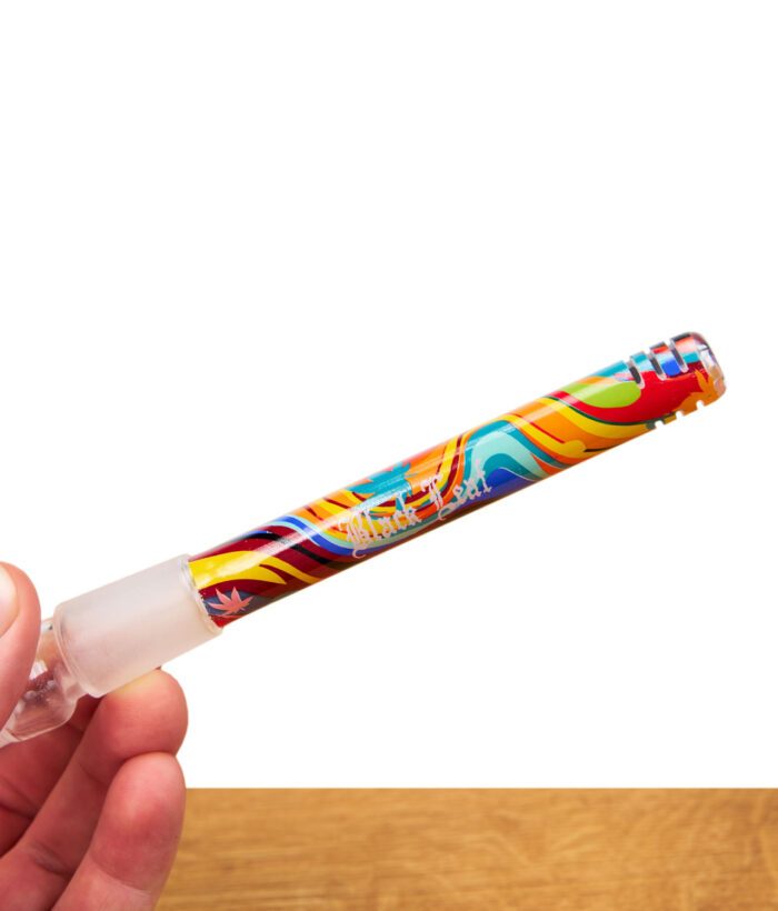 Buntes Chillum von Black Leaf wird schräg in der Hand gehalten, seitlich betrachtet