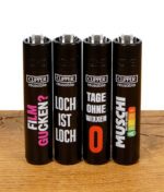 Vier Clipper Feuerzeuge mit den Aufdrucken "FILM GUCKEN?", "LOCH IST LOCH", "TAGE OHNE WIXXEN 0" und "MUSCHI NUTRI-SCORE" nebeneinander stehend.