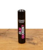 Clipper Feuerzeug mit der Aufschrift "FILM GUCKEN?" in Pink und Weiß auf schwarzem Hintergrund.