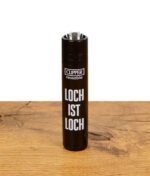 Schwarzes Clipper Feuerzeug mit der weißen Aufschrift "LOCH IST LOCH".