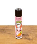 Clipper Feuerzeug mit pinkem "Stoned Bunny"-Design und stoned wirkendem Hasen, der eine Karotte mit Hanfblatt hält