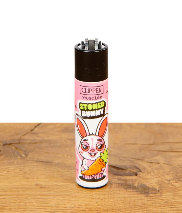 Clipper Feuerzeug mit pinkem "Stoned Bunny"-Design und stoned wirkendem Hasen, der eine Karotte mit Hanfblatt hält