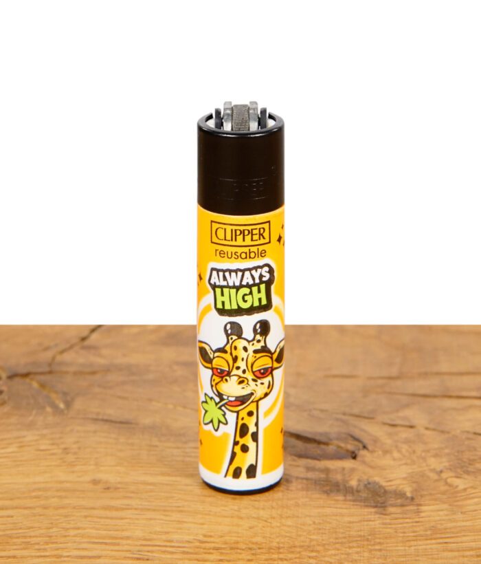 Clipper Feuerzeug mit gelbem "Always High"-Design und entspannter Giraffe mit Hanfblatt im Maul