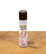Clipper Feuerzeug mit weißem "Plant Based"-Design und cartoonhafter Kuh mit Hanfblatt in der Hand