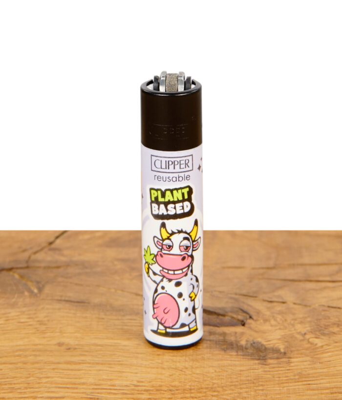 Clipper Feuerzeug mit weißem "Plant Based"-Design und cartoonhafter Kuh mit Hanfblatt in der Hand
