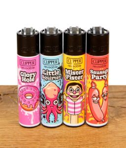 Vier Clipper Feuerzeuge nebeneinander mit den Motiven Little Squirter, Glory Hole, Mister Fister und Sausage Party auf Holzuntergrund.