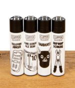 Vier Clipper Feuerzeuge der Serie „Junkie Tattoo“ nebeneinander: Telefon Joker, Mehr Schein als Sein, Raubkatze und HipHop Schere
