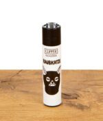 Clipper Feuerzeug mit Aufdruck „Raubkatze“ und Zeichnung einer Katze mit Sturmhaube