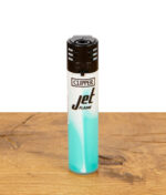 Clipper Jet Flame Feuerzeug mit Farbverlauf in Weiß und Mintgrün stehend auf Holzfläche