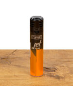 Clipper Jet Flame Feuerzeug mit Farbverlauf in Orange und Schwarz auf hellem Holztisch