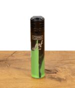 Clipper Jet Flame Feuerzeug mit Farbverlauf in Schwarz und Grün auf Holzfläche