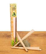 Greengo Cones King Size 3er Pack mit ungebleichten Cones vor Stein auf Holzuntergrund.