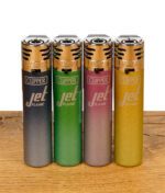 Vier Clipper Jet Flame Feuerzeuge in Metallic-Farbverläufen Blau, Grün, Pink und Gelb nebeneinander auf Holzoberfläche.