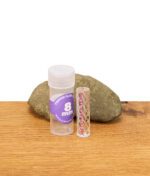 Glasfilter von Medusafilters mit 8 mm Durchmesser, stehend neben der zugehörigen Transportdose auf einem Holztisch.