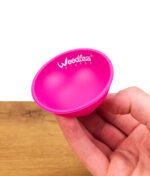 Weedlez Mischschale in Pink wird mit zwei Fingern gehalten und demonstriert