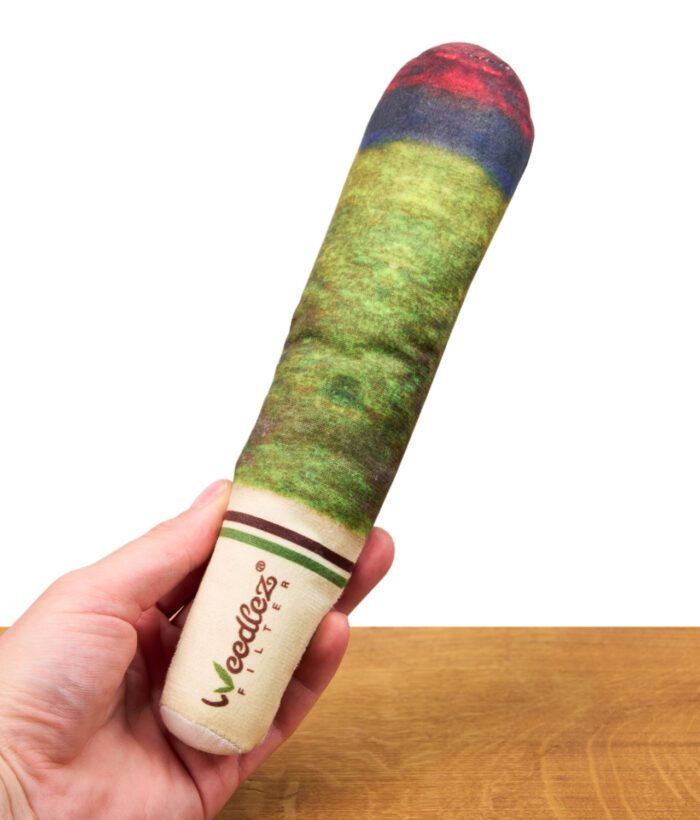Weiches Hundespielzeug in Form eines übergroßen Joints mit Weedlez Filter-Aufdruck in einer Hand gehalten