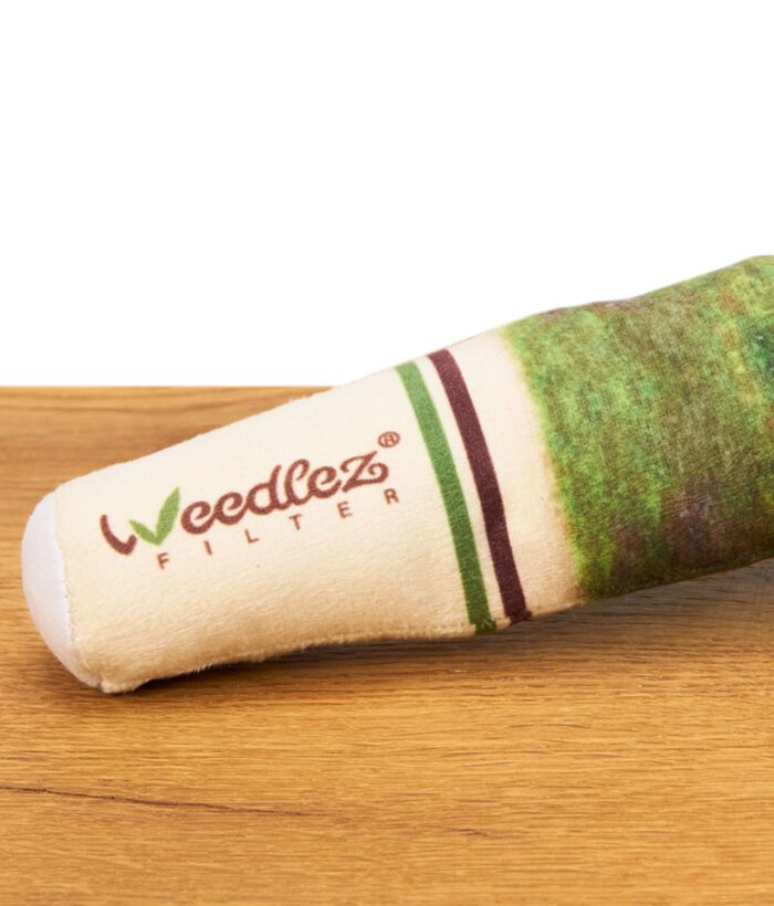 Detailaufnahme des unteren Endes vom Weedlez Hundespielzeug mit sichtbarem Logo und Filterdesign