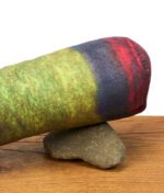 Nahaufnahme der glühenden Spitze des Hundespielzeugs mit rot-blauer Farbgebung und Stoffstruktur