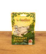 Weedlez Smart Filter 50er-Pack mit leuchtendem Design, stehende Produktaufnahme auf Holzuntergrund.