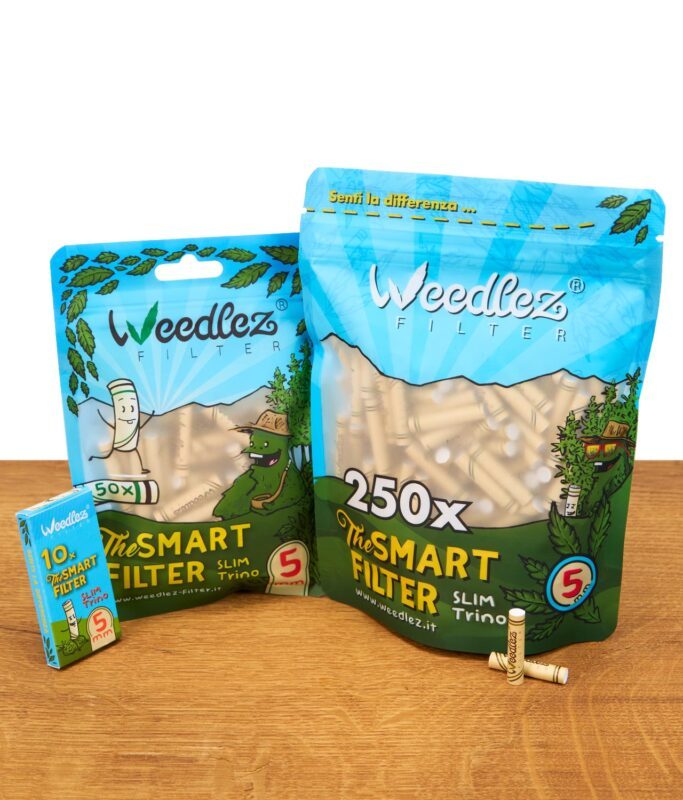 Gruppenbild der drei Verpackungsgrößen der Weedlez Smart Filter Slim Trino 5 mm: 10er, 50er und 250er auf einem Holztisch.