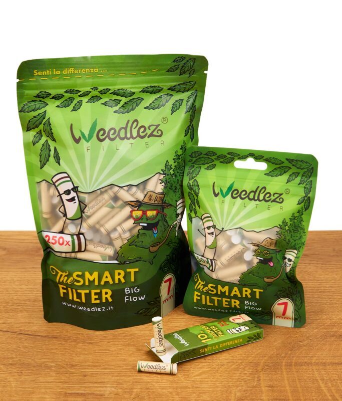 Weedlez Smart Filter Big Flow 7 mm als 10er, 50er und 250er Packung mit herausfallenden Filtern auf Holzuntergrund