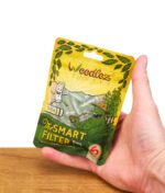 Grüner Weedlez Smart Filter 6 mm Beutel in menschlicher Hand auf Holztisch