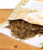 Geöffnete Packung der Greengo Kräutermischung mit Sicht auf die geschnittenen Kräuter.