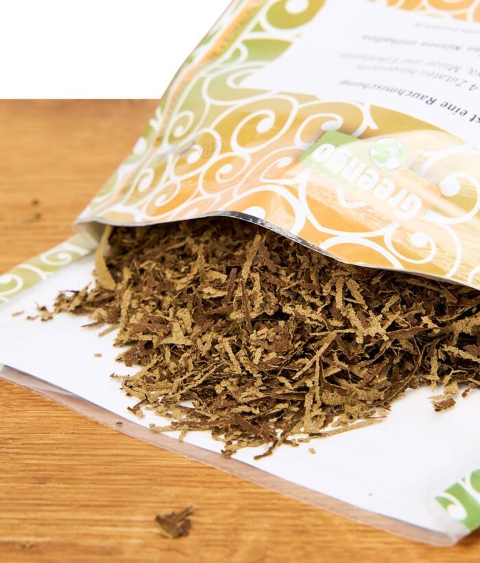 Geöffnete Packung der Greengo Kräutermischung mit Sicht auf die geschnittenen Kräuter.