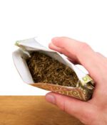Geöffnete Greengo Packung mit sichtbarem Inhalt, gehalten in einer Hand.