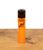 Clipper Jet Flame Feuerzeug in glänzendem Orange auf Holzfläche