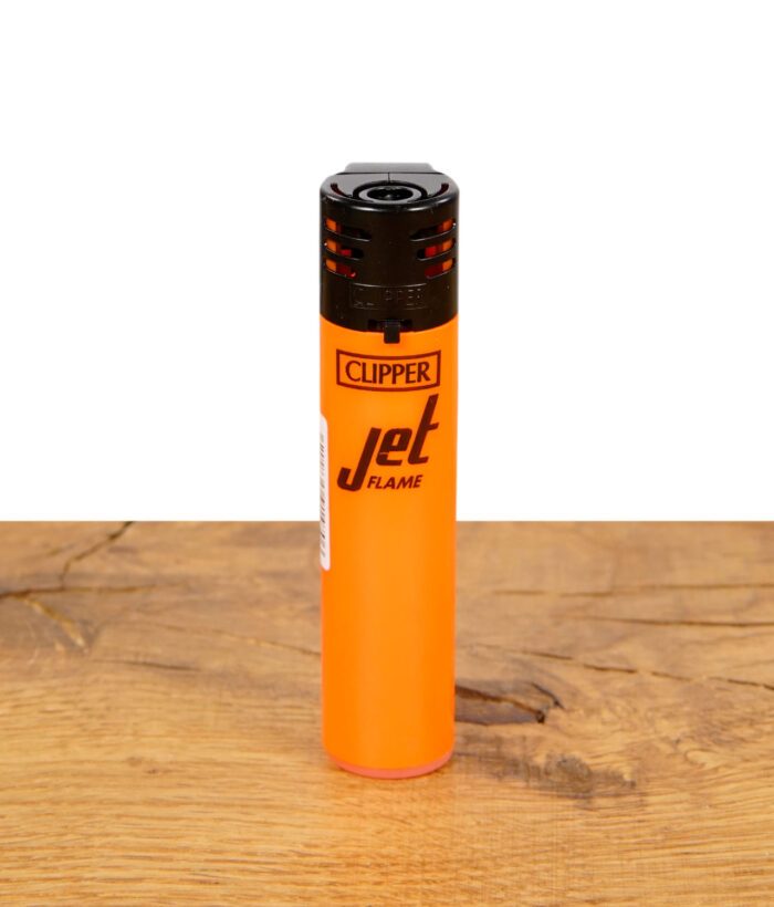 Clipper Jet Flame Feuerzeug in glänzendem Orange auf Holzfläche