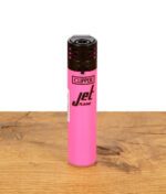 Clipper Jet Flame Feuerzeug in glänzendem Pink auf Holzoberfläche