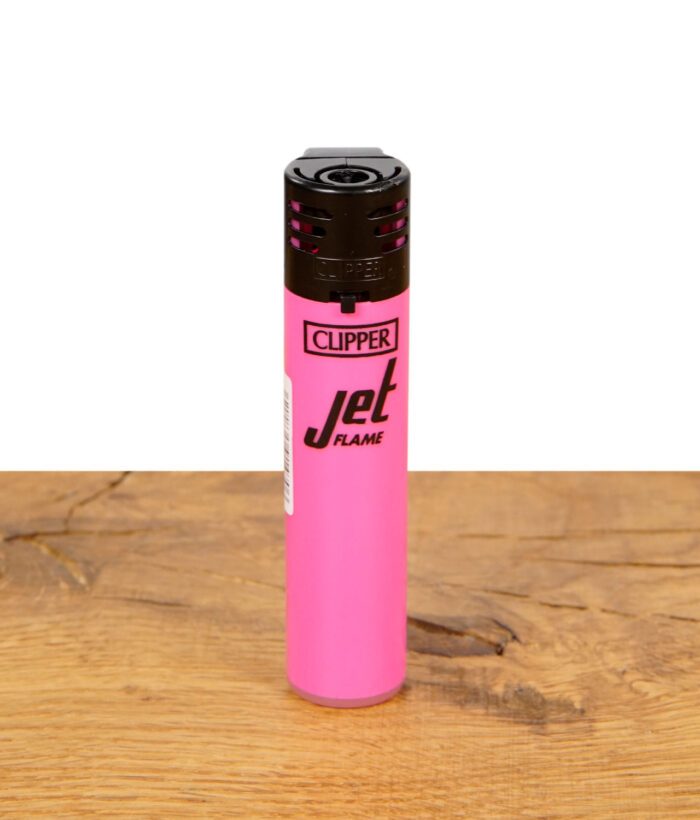 Clipper Jet Flame Feuerzeug in glänzendem Pink auf Holzoberfläche