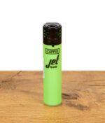 Clipper Jet Flame Feuerzeug in glänzendem Neongrün auf Holzoberfläche