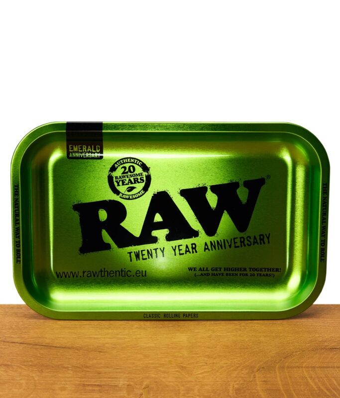RAW Emerald Anniversary Rolling Tray in leuchtendem Grün mit schwarzem RAW-Logo und Jubiläumsaufdruck „20 Rawsome Years“ auf Holzuntergrund.