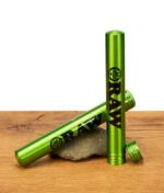 Zwei RAW Aluminium Jointtubes in Emerald Green mit Jubiläumslogo auf Holzoberfläche