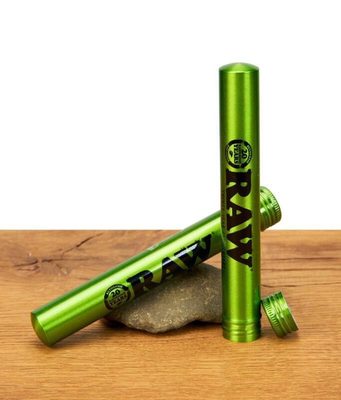 Zwei RAW Aluminium Jointtubes in Emerald Green mit Jubiläumslogo auf Holzoberfläche