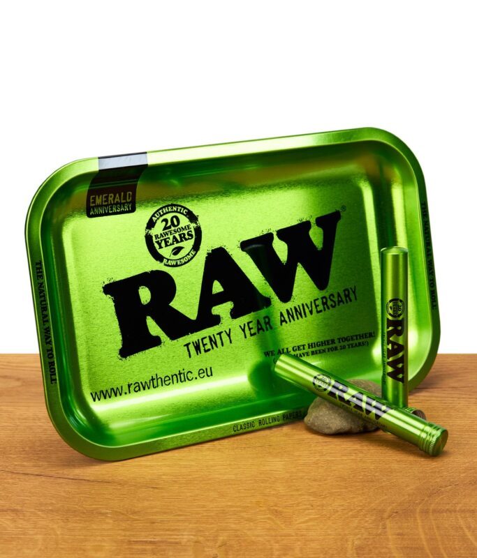 Grüne RAW Rolling Tray 20th Anniversary Edition mit zwei passenden Aluminium Jointtubes auf Holzuntergrund.