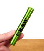 RAW Aluminium Jointtube in der Hand mit gut sichtbarem Logo
