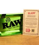 RAW Emerald Anniversary Rolling Tray mit Zertifikat der Echtheit („Certificate of RAWthenticity“) und QR-Code zur Authentifizierung.