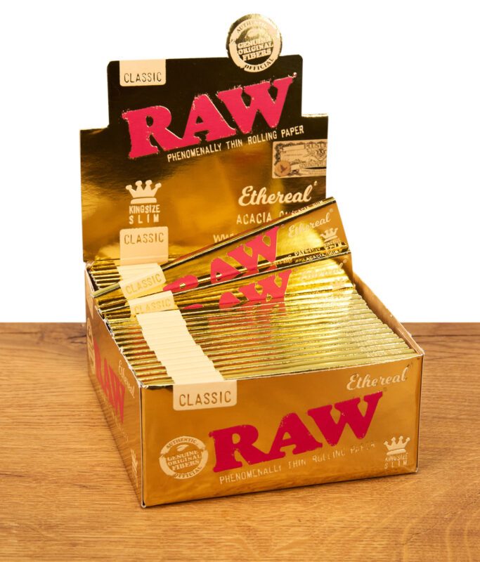 Offene Verkaufsbox mit RAW Ethereal King Size Slim Papers in glänzendem Golddesign, alle Heftchen ordentlich gestapelt.