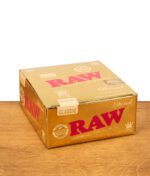 Geschlossene 50er Box der RAW Ethereal Papers mit klassischem RAW-Branding in Gold und Rot auf stabilem Karton.