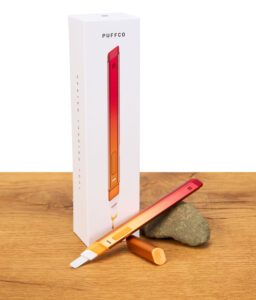 Puffco Hot Knife Daybreak mit geöffneter Kappe vor der Originalverpackung