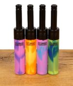 Vier Clipper Mini Stabfeuerzeuge im Nebula-Design in verschiedenen Farben nebeneinander auf Holzfläche