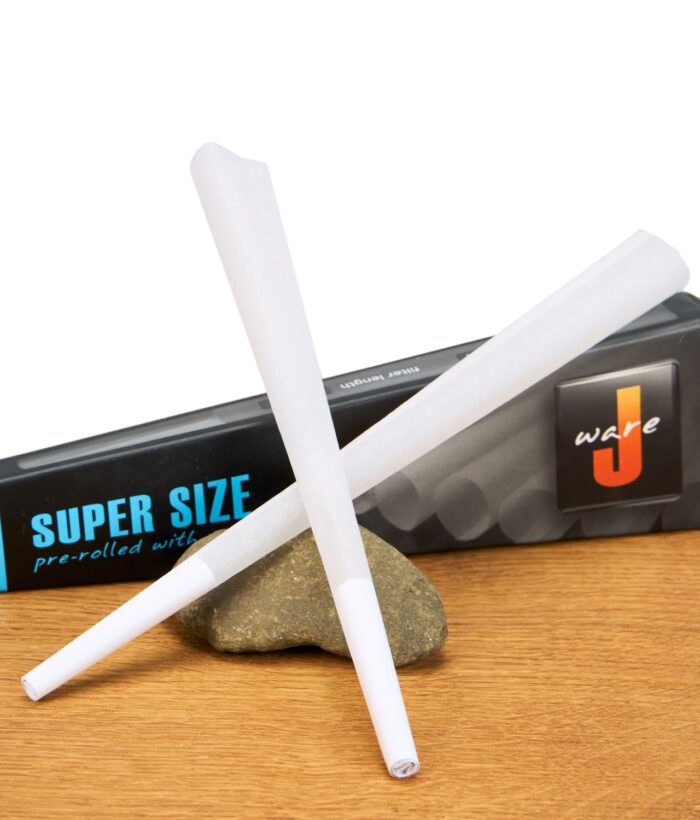 Zwei ungefüllte Super Size Cones von JWare überkreuzt vor der schwarzen Verpackung mit blauem Aufdruck