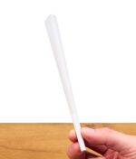 Ein einzelner ungefüllter Super Size Cone von JWare wird von einer Hand präsentiert