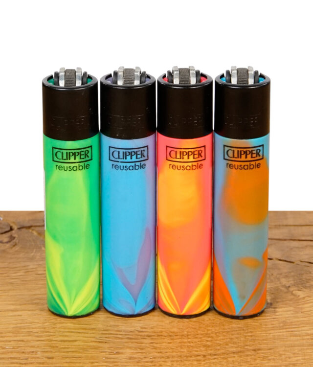 Vier Clipper Feuerzeuge aus der Nebula Mix 2 Serie in verschiedenen Farben stehend nebeneinander